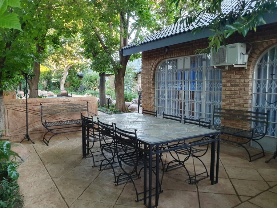 6 Bedroom Property for Sale in Flimieda North West